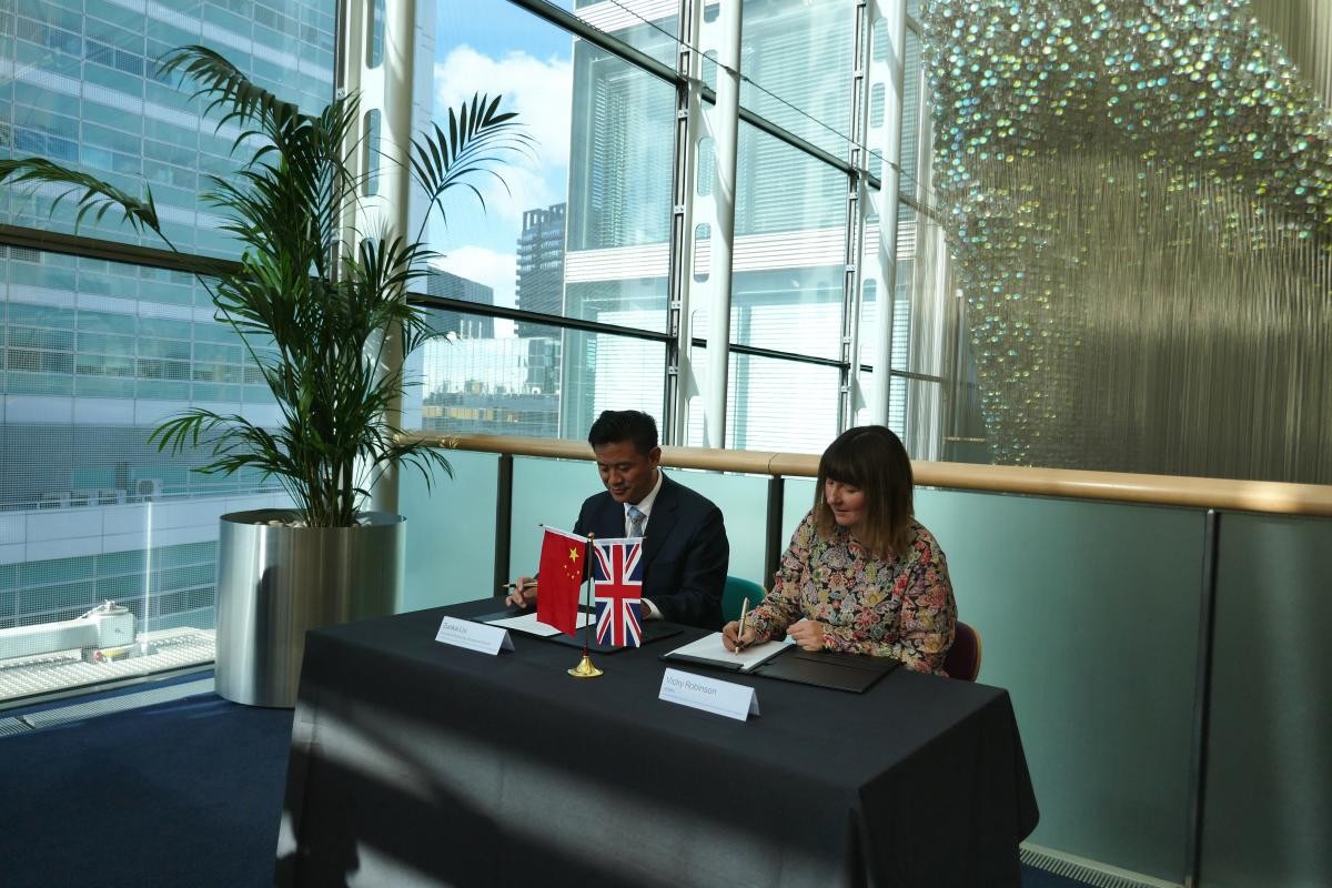 NC3Rs Chief Executive, Dr Vicky Robinson CBE and Dr Zuokai Liu, Deputy Director General CRTDC, signing the commitment